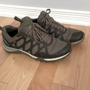 Hiking Merrel women shoes size 8.